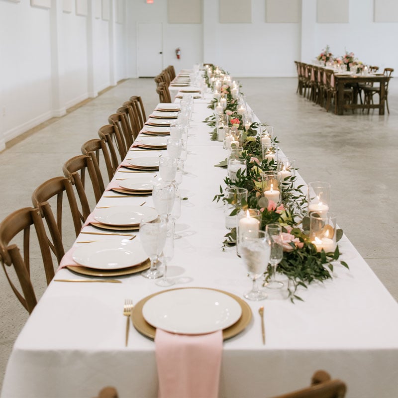 Grand Ballroom Bridal party table in grand ballroom at Simpson Lakes